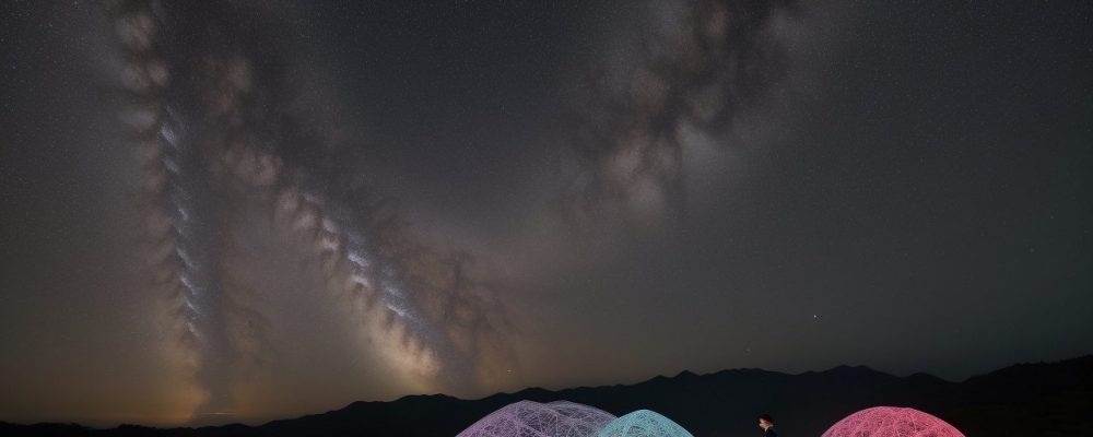 Imagem ilustrativa de um estudante em um curso de filosofia online, refletindo sobre conceitos e ideias, com um ambiente de estudo inspirador e acesso a recursos digitais.