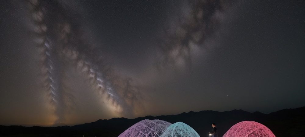 Imagem ilustrativa de um estudante em um curso de filosofia online, refletindo sobre conceitos e ideias, com um ambiente de estudo inspirador e acesso a recursos digitais.