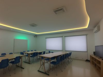 Alunos em um curso de logística internacional aprendendo sobre comércio exterior, importação e exportação e transporte internacional.