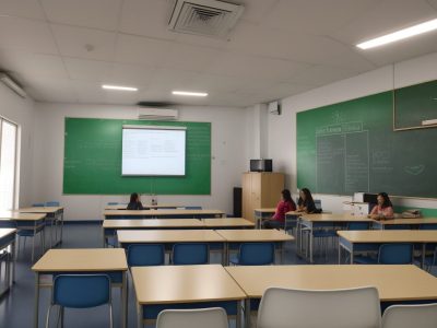 Professor utilizando técnicas de PNL em sala de aula para engajar alunos e promover a neuroaprendizagem.