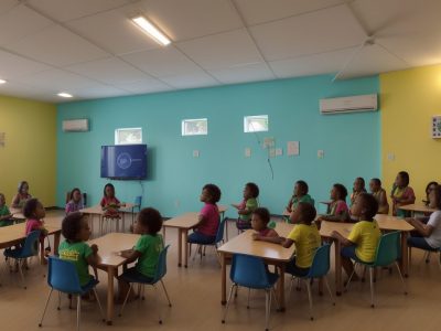 Alunos participando de atividades adaptadas em um curso de psicomotricidade para educação física inclusiva, com foco no desenvolvimento motor.