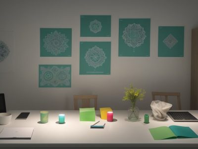 Alunos em um curso de raciocínio lógico resolvendo problemas, com foco em raciocínio lógico para servidores públicos.