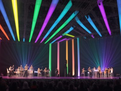Alunos em aula de teatro para iniciantes, expressando emoções e desenvolvendo confiança.