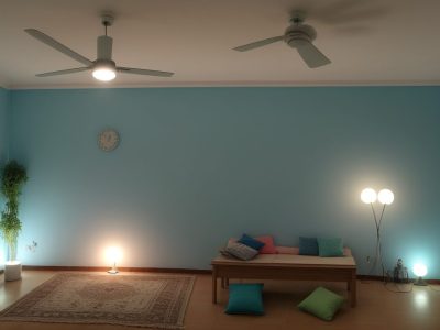 Imagem ilustrando estratégias e soluções sobre como lidar com agressividade infantil em sala de aula, focando no bem-estar dos alunos e ambiente escolar