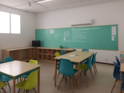 Servidores públicos participando de um curso online sobre liderança eficaz e implementação da LGPD, com foco em gestão pública