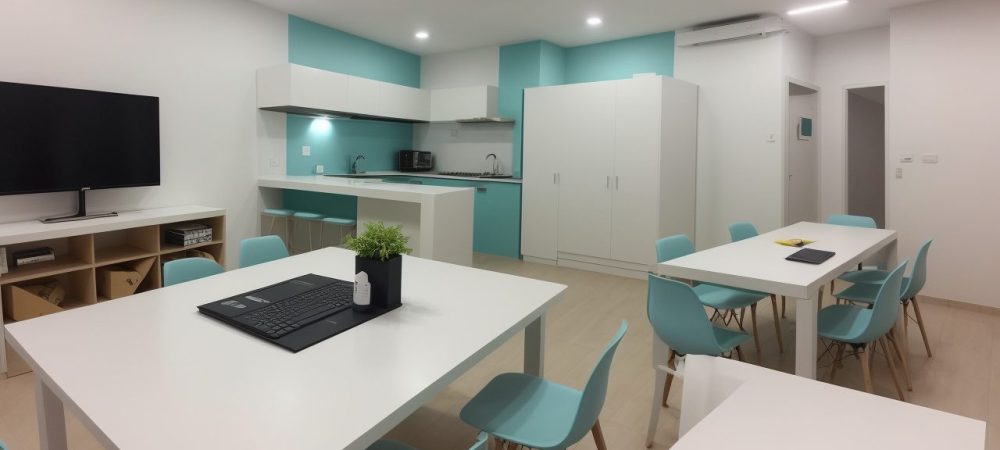 Imagem ilustrando rotinas de departamento pessoal no setor público, incluindo eSocial e folha de pagamento.