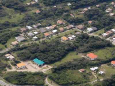 Cena representando a aplicação da ECA com foco nos direitos fundamentais da criança e adolescentes em um ambiente acolhedor.