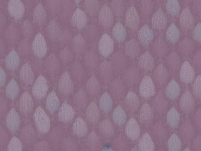 Ilustração de um croqui de moda vibrante, representando o design de roupas e o processo criativo, com foco em detalhes e cores vivas.