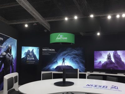 Ilustração de um designer de games trabalhando em um ambiente criativo, com elementos de jogos e tecnologia