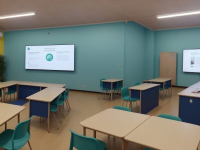 Professores utilizando atividades colaborativas para ajudar alunos com dificuldades de aprendizagem