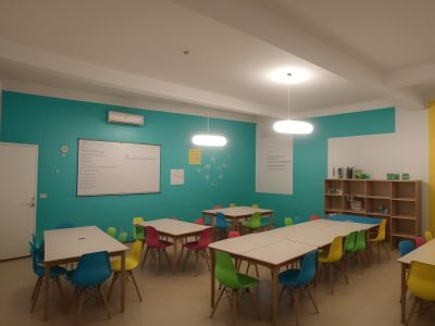 Ambiente de aula com alunos estudando estratégias para dificuldades de aprendizagem