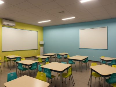 Ambiente educacional com materiais didáticos adaptados para dificuldades de aprendizagem