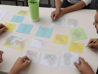 Imagem de dinâmica de grupo em ação, com pessoas interagindo e colaborando para resolver um desafio, demonstrando a importância da dinâmica de grupo para o trabalho em equipe.