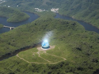 Ilustração do direito ambiental em ação, mostrando o meio ambiente protegido por um escudo, simbolizando a sustentabilidade e a legislação ambiental.