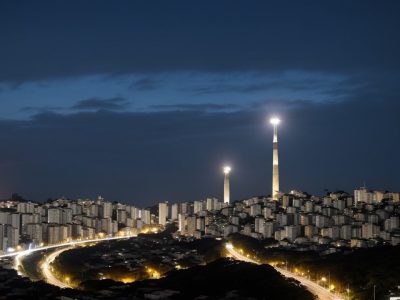 Imagem ilustrando o conceito de Direito Eleitoral, com elementos visuais de eleições, legislação e propaganda eleitoral.