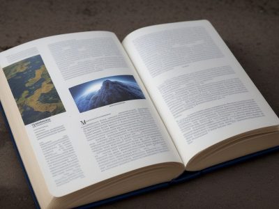 Ilustração de um livro aberto com símbolos do direito internacional público e um globo terrestre ao fundo, representando o estudo e a aplicação do direito internacional.