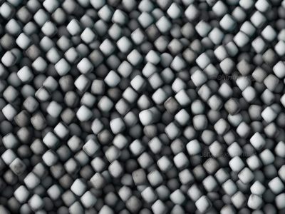 Imagem ilustrando os direitos trabalhistas domésticos, mostrando um contrato de trabalho e um profissional analisando as leis e direitos dos empregados domésticos.