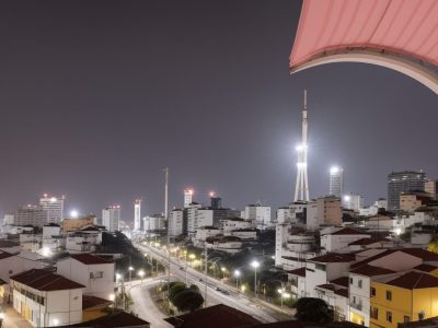 Imagem ilustrando direitos trabalhistas e benefícios para empregados domésticos, como FGTS e 13º salário, em um ambiente de trabalho harmonioso.