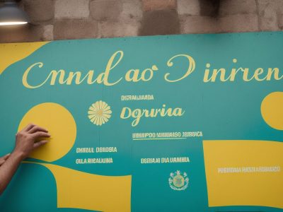 Ilustração mostrando cidadãos de diversas origens e idades, participando ativamente de uma assembleia pública sobre direitos e deveres do cidadão.