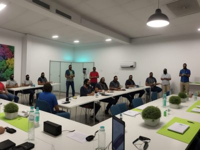 Imagem representando docência no serviço público, com pessoas interagindo e aprendendo em um ambiente dinâmico, focando em práticas educativas.