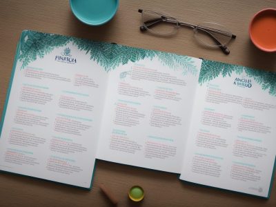 Ilustração de estudantes focados em um curso de português para concursos, com livros e materiais de estudo, mostrando a importância da redação e gramática.