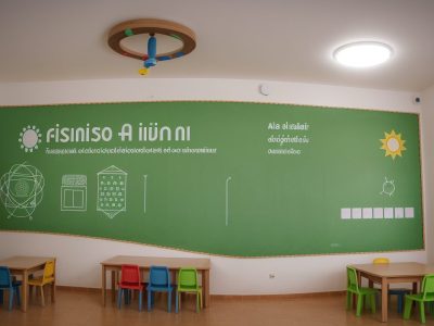 Ilustração mostrando crianças e adolescentes em um ambiente escolar, com foco nos direitos garantidos pelo ECA, como educação e proteção.