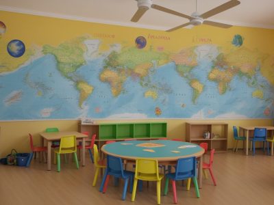 Ilustração de crianças e adolescentes em ambiente escolar seguro e acolhedor, promovendo os direitos estabelecidos pelo ECA e a educação inclusiva.