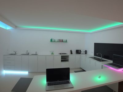 Cena de sala de aula mostrando a aplicação da economia da educação, com foco em eficiência e custo-benefício, com estudantes e educadores interagindo.