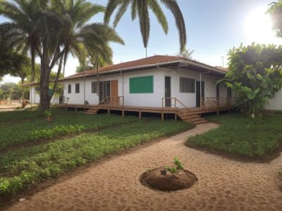 Alunos em sala de aula participando de atividades de educação ambiental e sustentabilidade.