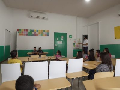 Ilustração de alunos em sala de aula debatendo direitos humanos e justiça social, promovendo a educação cidadã.