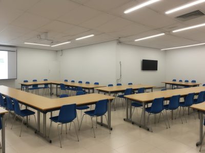 Sala de aula vibrante com alunos engajados em projetos de educação cidadã, promovendo a participação social e o aprendizado sobre direitos humanos.