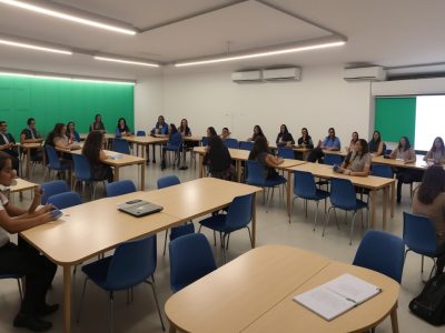 Servidores públicos em treinamento de educação corporativa, com foco em capacitação e melhoria contínua para um serviço eficiente.