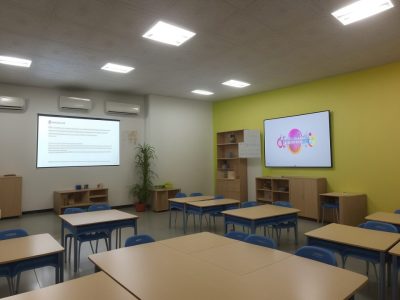 Imagem de educação empreendedora mostrando atividades criativas e alunos engajados no ensino fundamental e médio.