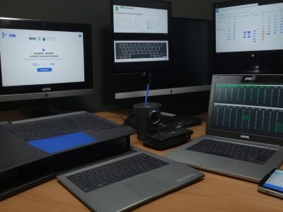 Imagem representando educação financeira com ferramentas de planejamento, orçamento e metas para o futuro financeiro.