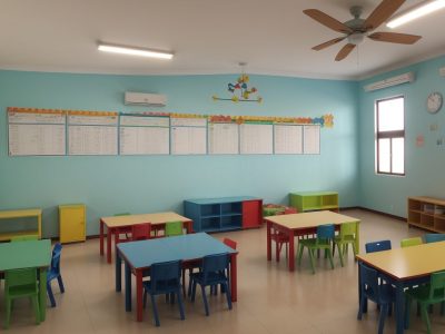 Crianças em uma sala de aula aprendendo sobre educação fiscal e o impacto dos impostos na sociedade