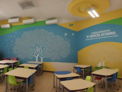 Sala de aula inclusiva com alunos de diferentes origens e necessidades, focando em educação especial e respeito.