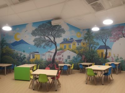 Sala de aula inclusiva com alunos utilizando tecnologias assistivas e materiais didáticos acessíveis para aprendizado.