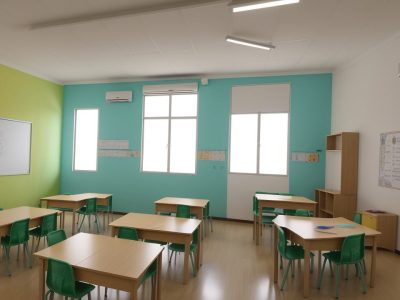Crianças aprendendo em um ambiente de educação integral com atividades dinâmicas e um currículo integrado, em sala de aula