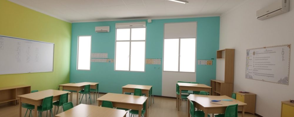 Crianças aprendendo em um ambiente de educação integral com atividades dinâmicas e um currículo integrado, em sala de aula
