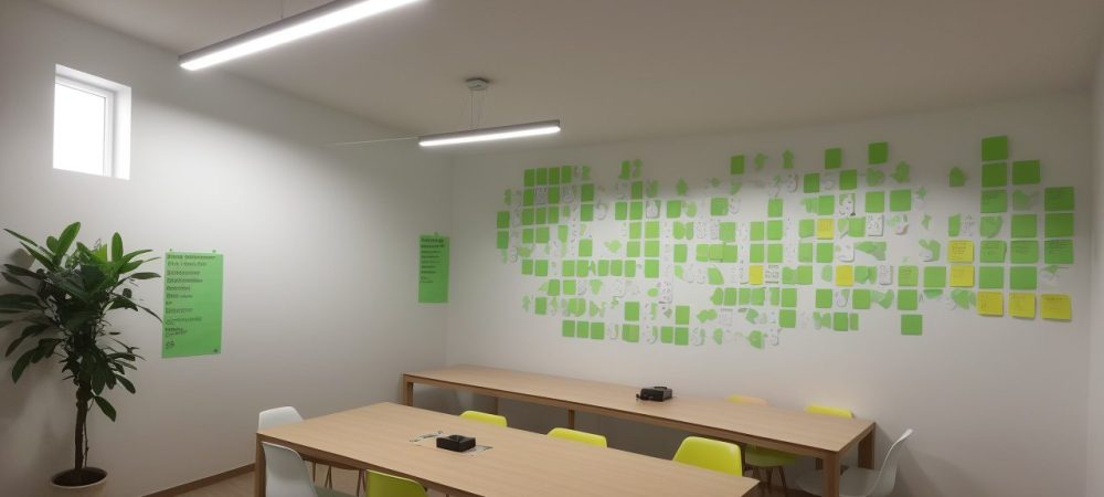 Sala de aula dinâmica com alunos engajados em atividades de Educação Para o Pensar, estimulando o pensamento crítico e a criatividade.