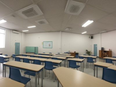 Imagem que ilustra os benefícios da educação prisional e o impacto na ressocialização dos detentos, mostrando salas de aula e atividades de aprendizado.