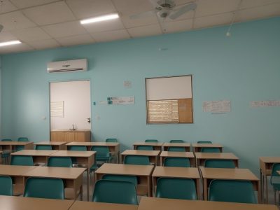 Ilustração mostrando uma sala de aula em unidade prisional com presos engajados em atividades educacionais, representando educação prisional e ressocialização.