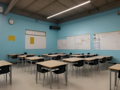 Ilustração de sala de aula em unidade prisional, mostrando educação e ressocialização em ação.