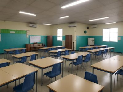 Imagem que representa a educação prisional, com detentos aprendendo em sala de aula, simbolizando a educação e ressocialização em prisões.