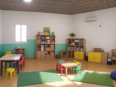 Crianças aprendendo sobre educação religiosa em sala de aula, promovendo valores e respeito às diferenças.