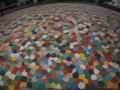 Ilustração de um grupo de pessoas interagindo, representando a educação para a cidadania e os direitos humanos em ação, promovendo a justiça social.