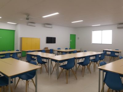 Ilustração de uma sala de aula com alunos aprendendo sobre educação para o trânsito, mostrando segurança e conscientização.