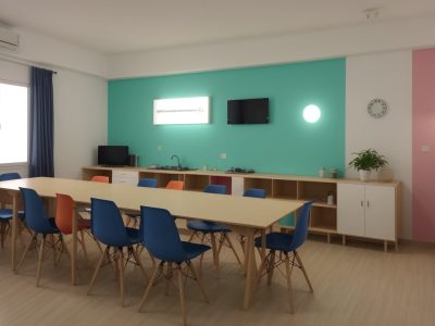 Alunos e professores colaboram em projetos de empreendedorismo social em sala de aula, com foco no impacto na educação.