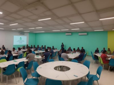 Imagem mostrando projetos de empreendedorismo social na educação, com educadores e alunos colaborando em sala de aula.