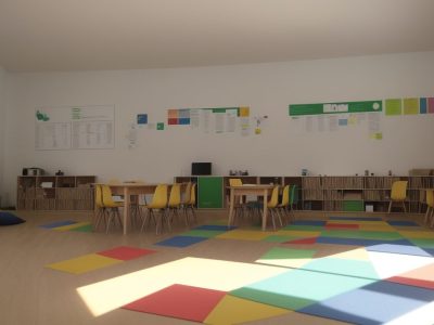 Ilustração de empreendedorismo social na educação mostrando alunos engajados em projetos com impacto positivo na comunidade.